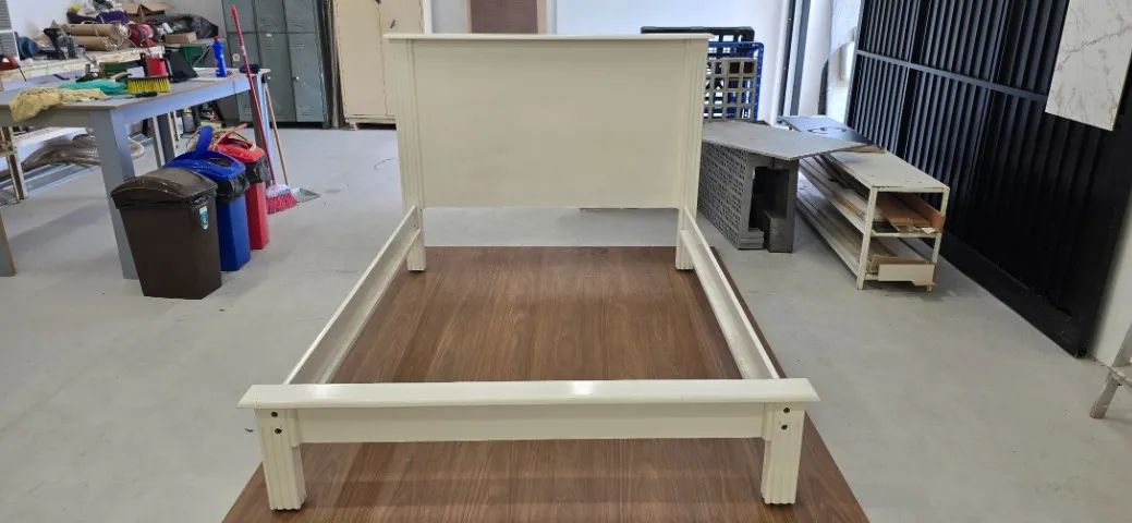 Cama casal laqueada sem estrado