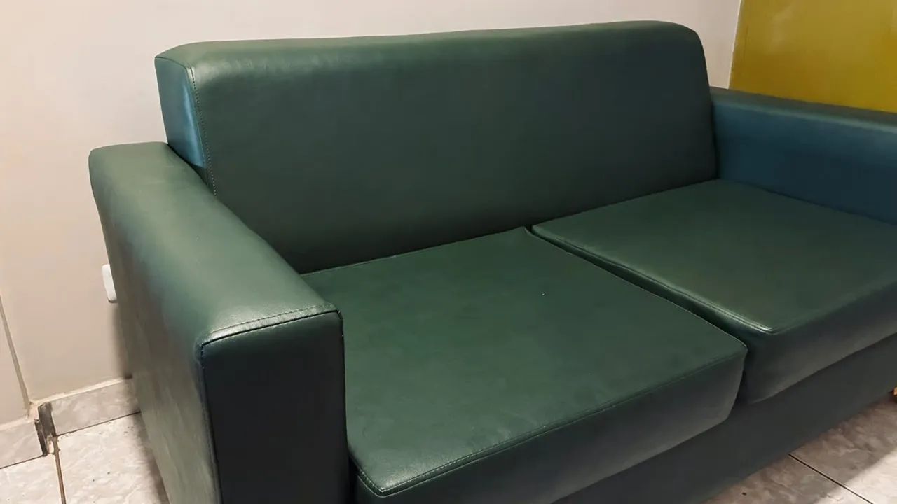 Vendo sofá verde militar em ótimo estado! - Foto 2