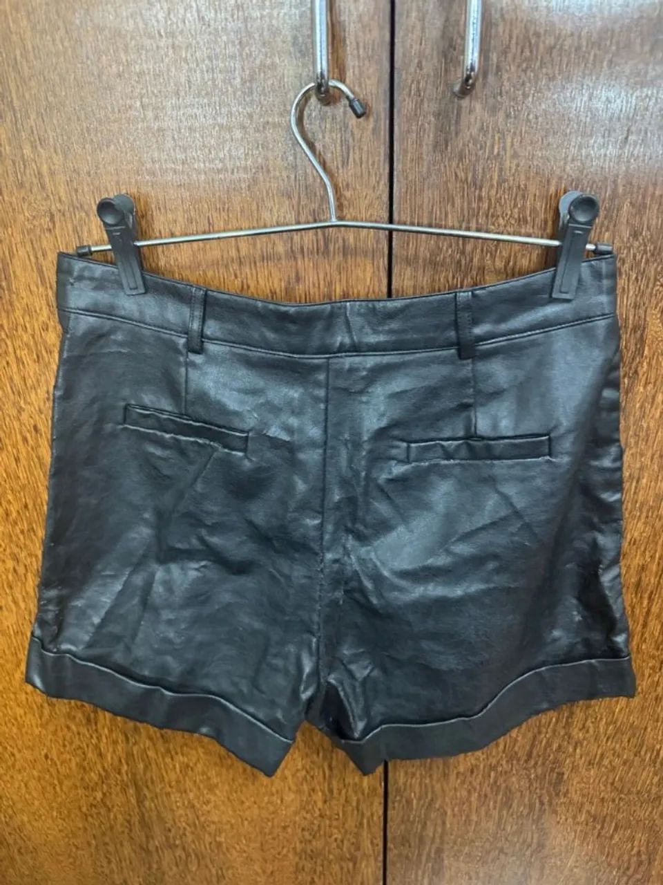 shorts shein de couro preto 40/42 - Foto 2