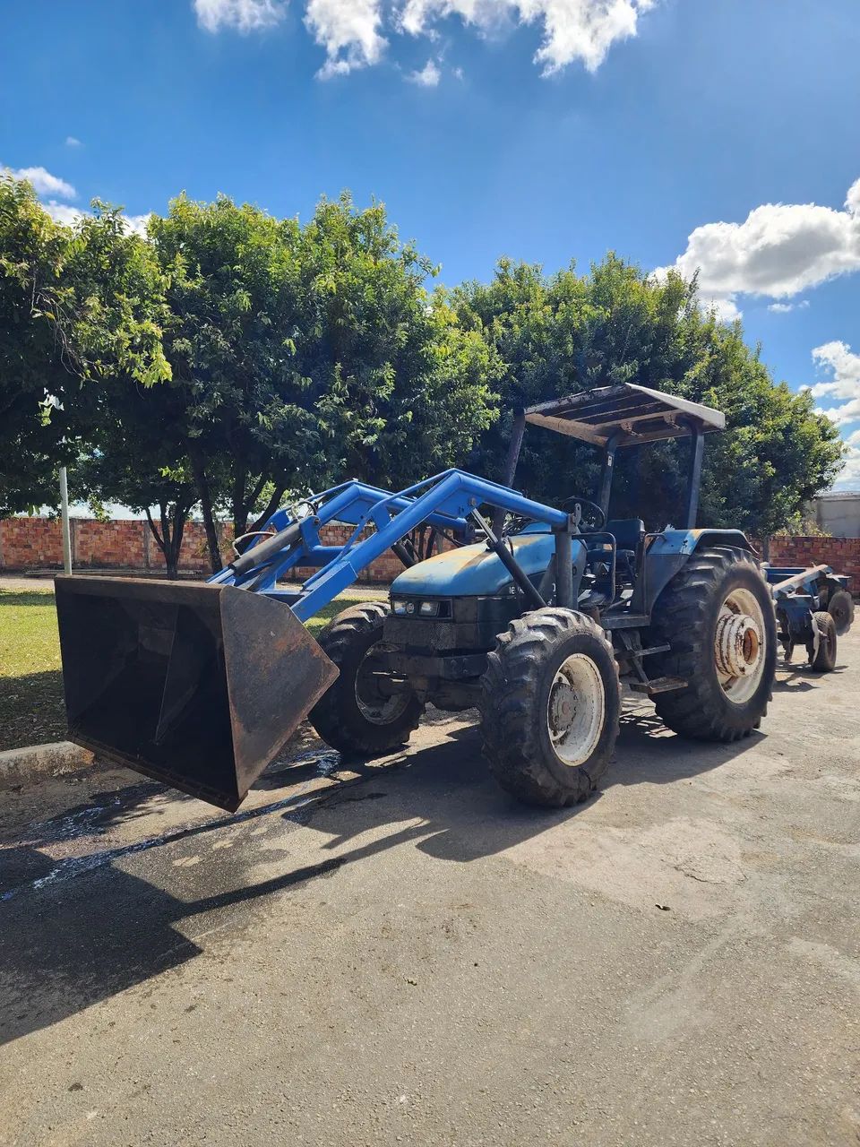 Trator TL 100 com 101 cavalos
