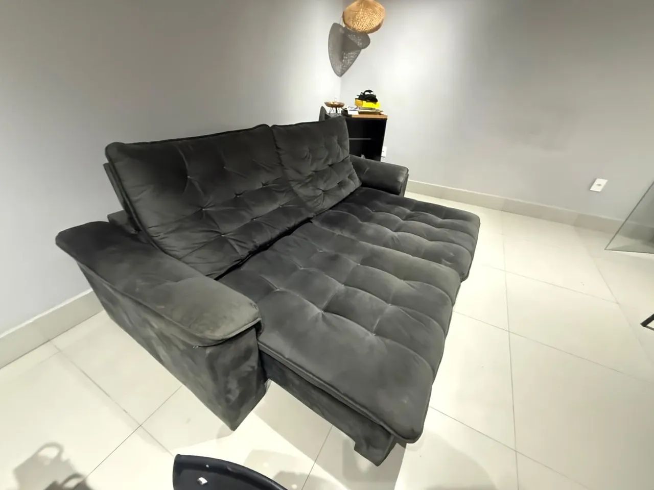 Sofá retrátil cinza escuro  - Foto 4