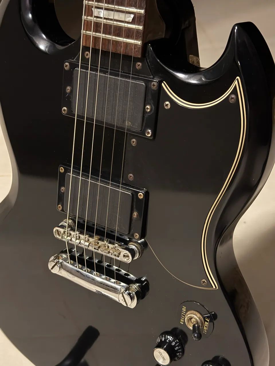 Guitarra epiphone SG emg81/85