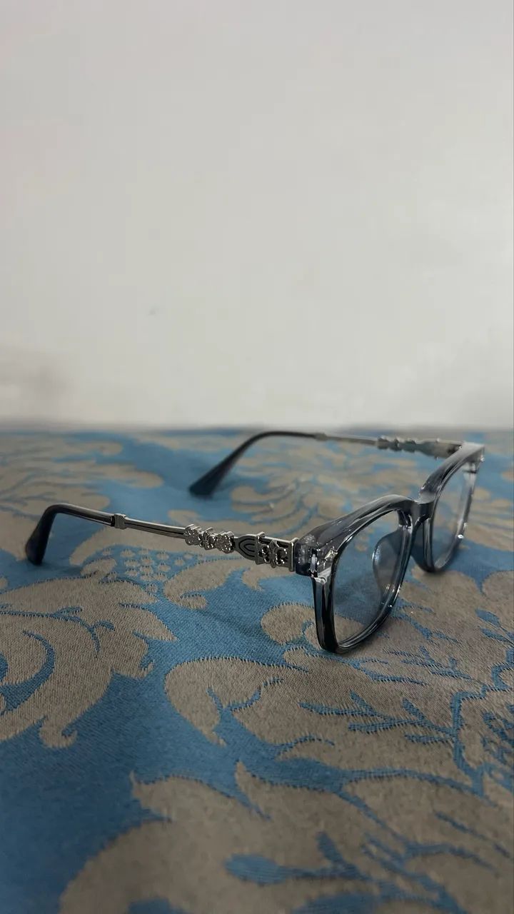 Óculos Chrome Hearts cinza 
