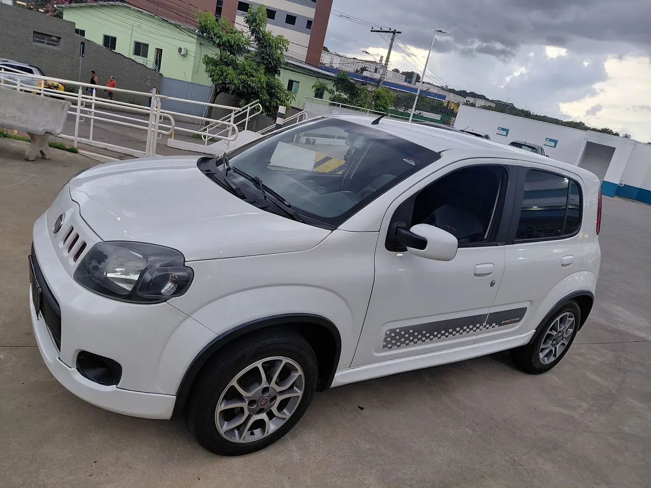 Fiat Uno Sporting 1.4 EVO Fire Flex 8V 4P 2014 - Foto 4