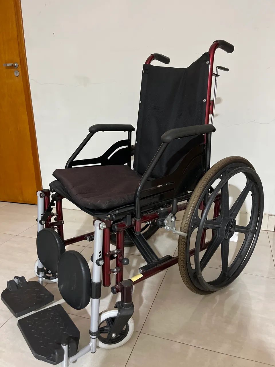 Cadeira de rodas semi nova 