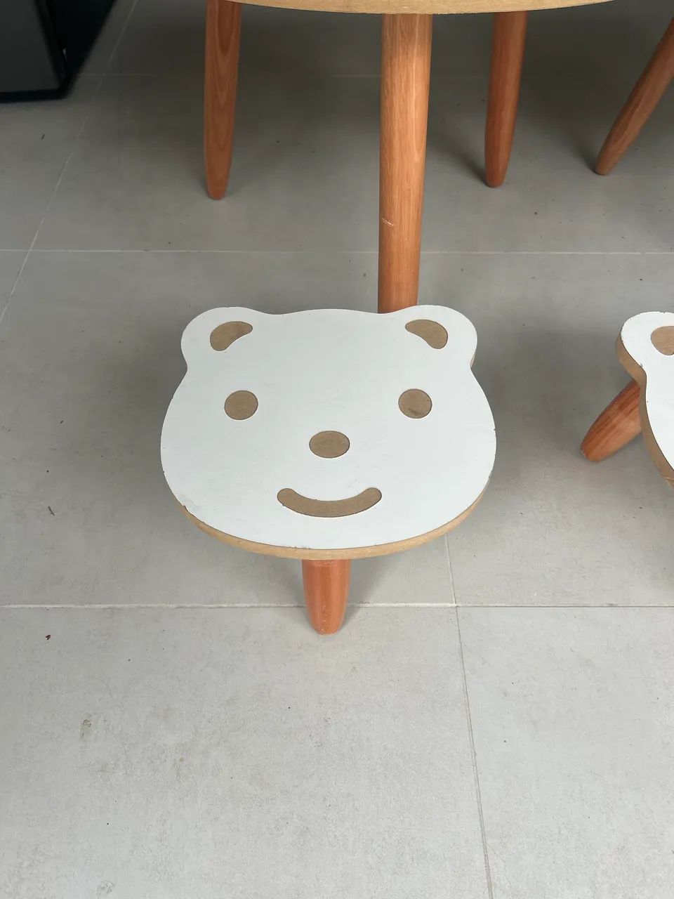 Mesa infantil com banquinhos  - Foto 2
