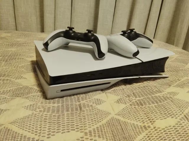 PS5 COM DOIS CONTROLES - Foto 5