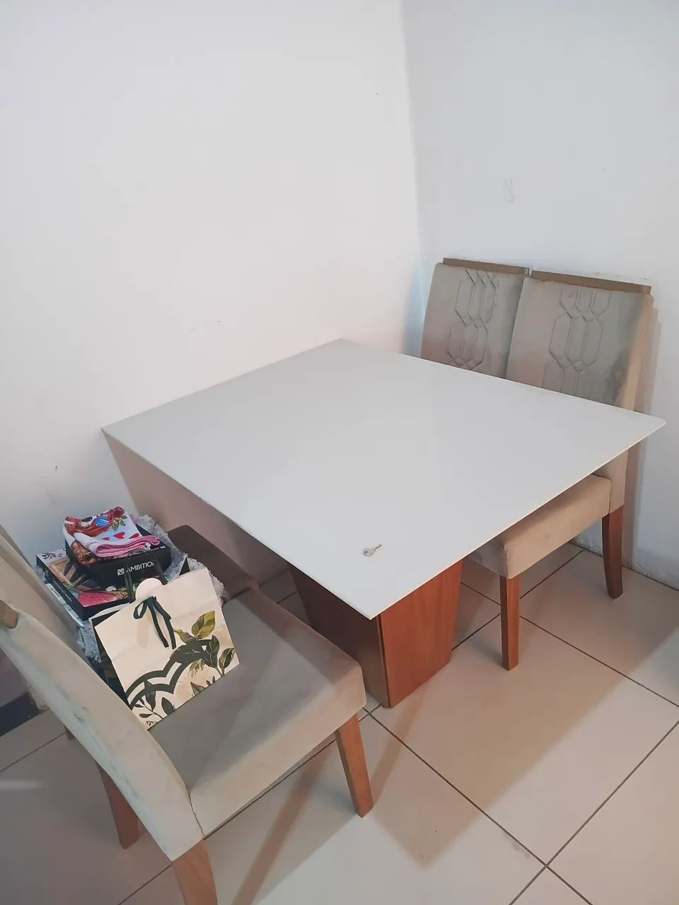 Vendo mesa semi nova, paguei 1600 nela, to vendendo ela por 700 