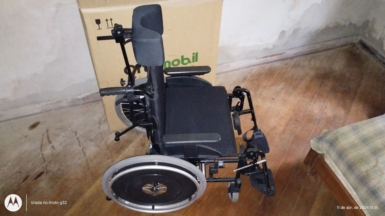 Cadeira de rodas reclinável e pés elevaveis.