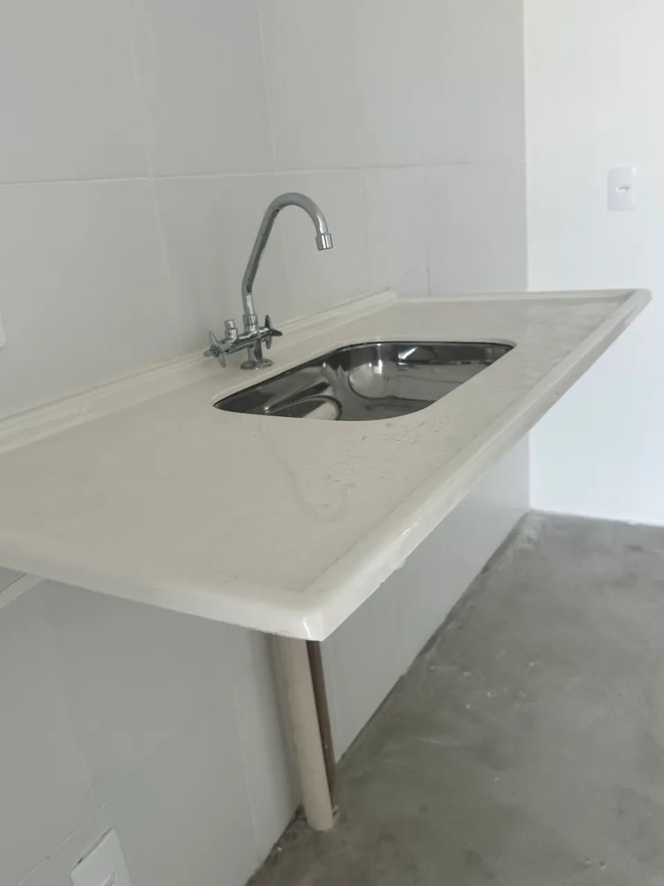 Pia de cozinha sintética + torneira 