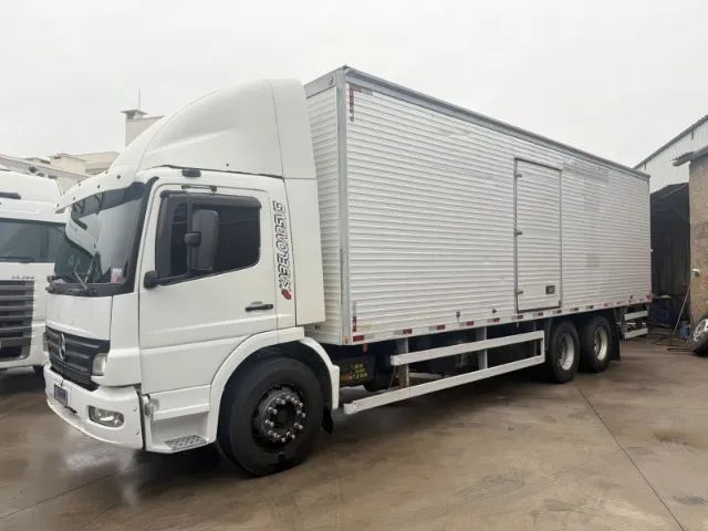 MB Atego 2425 2010 com Baú