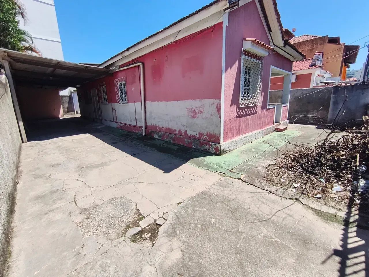 Casa Comercial, toda linear, com 6 quartos em Centro - Macaé - RJ
