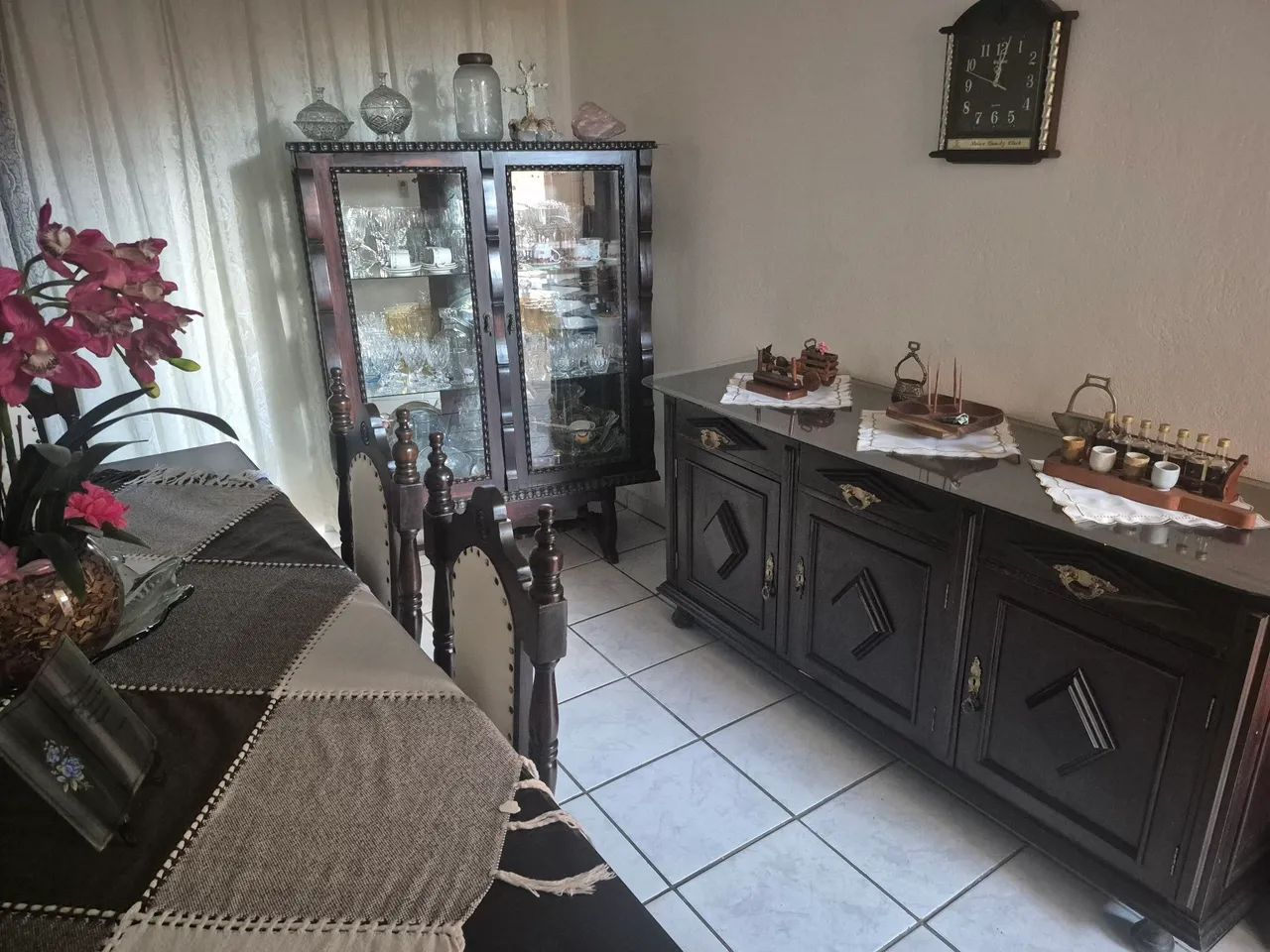 Vendo sala de jantar imbuía 