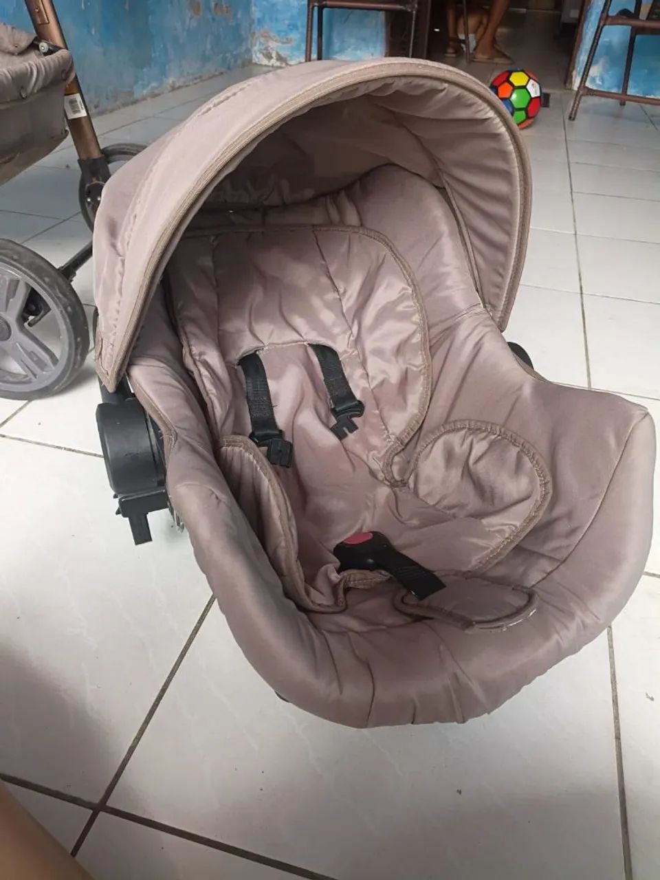 Carrinho de bebê, bebê conforto e suporte 