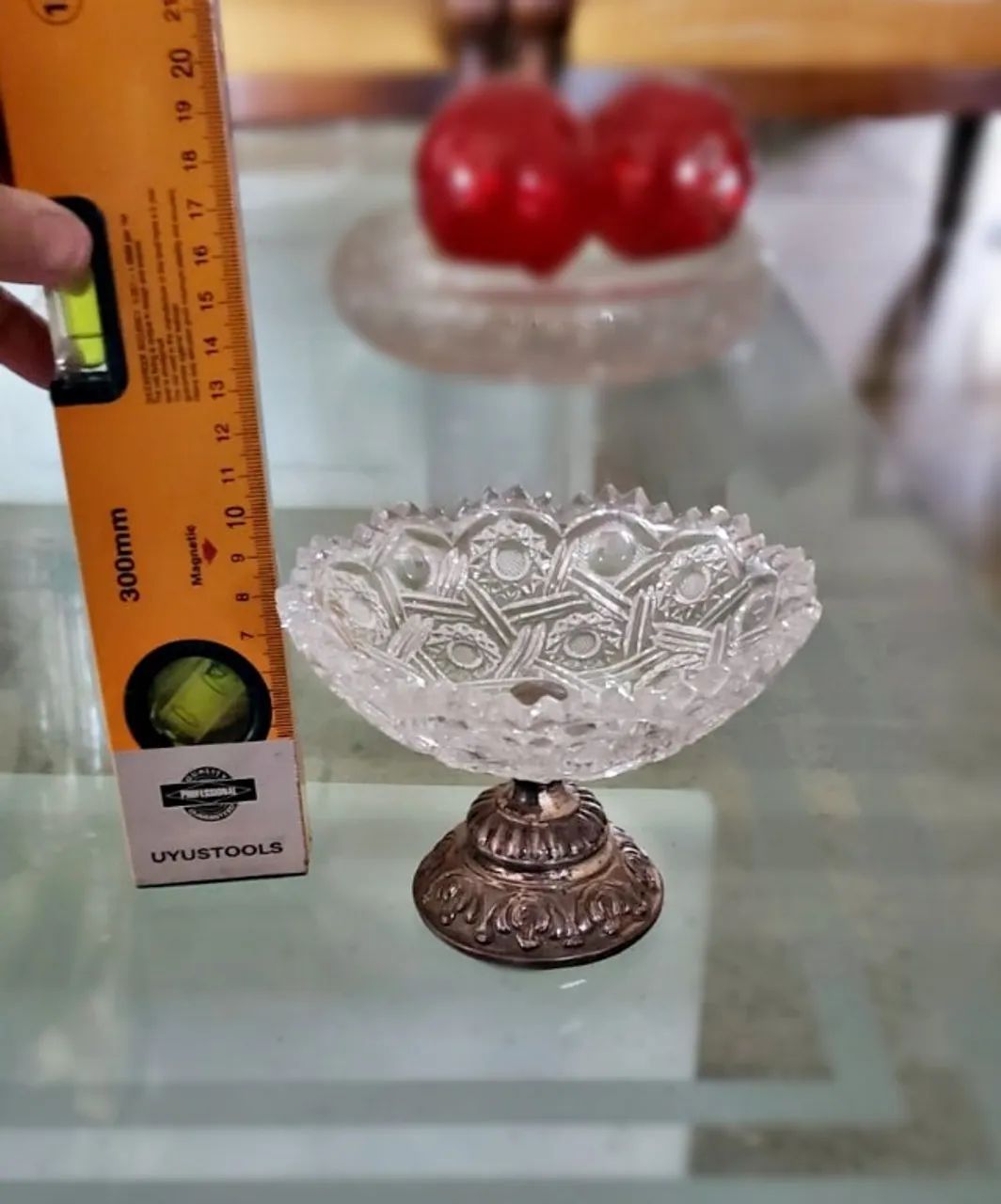Antiguidade - centrinho de mesa lapidado em cristal e base clássica em metal