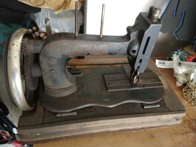 Máquina de costura antiga - Foto 4