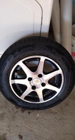 Vendo 4 rodas e 4 pneus Dunlop zerados