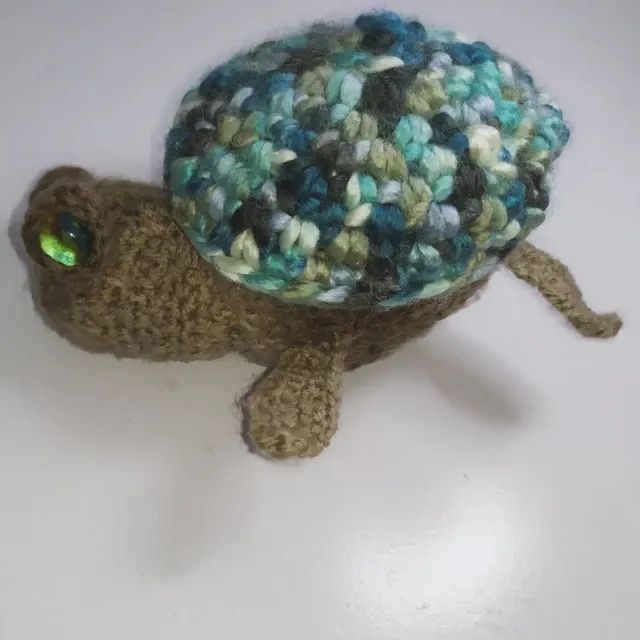 boneco filhote de tartaruga com olho de vidro pelúcia pequeno e fofo - brinquedo crochê