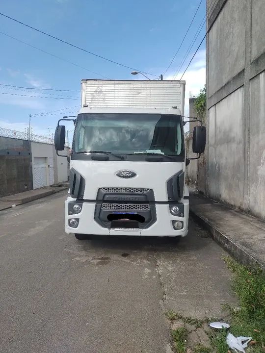 Caminhão baú Ford 1317