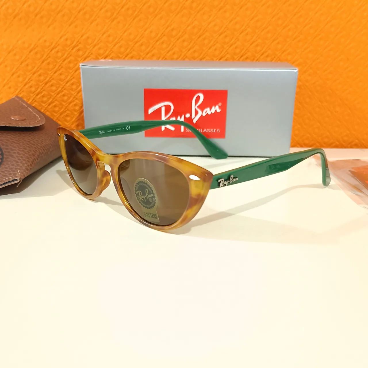 Óculos de sol Ray Ban Nina kraviz caramelo com haste verde unissex novo  - Foto 3