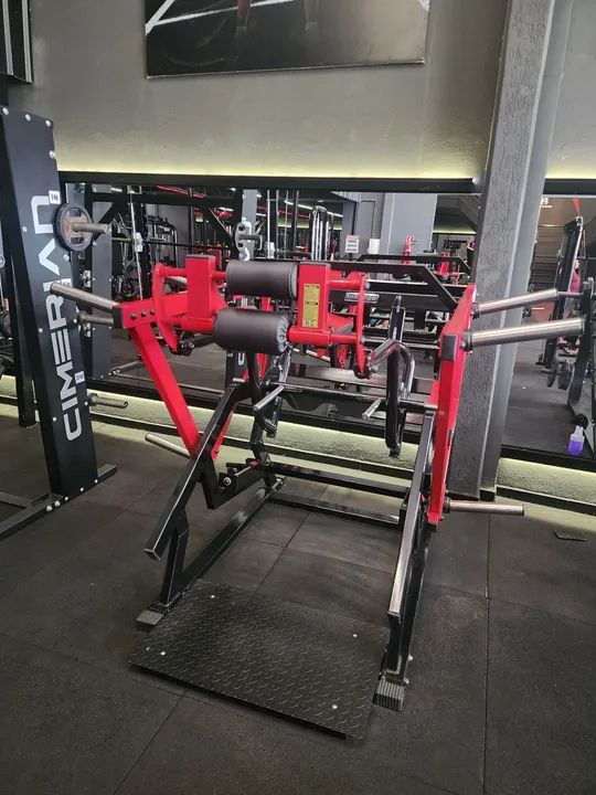 Agachamento convergente equipamento academia