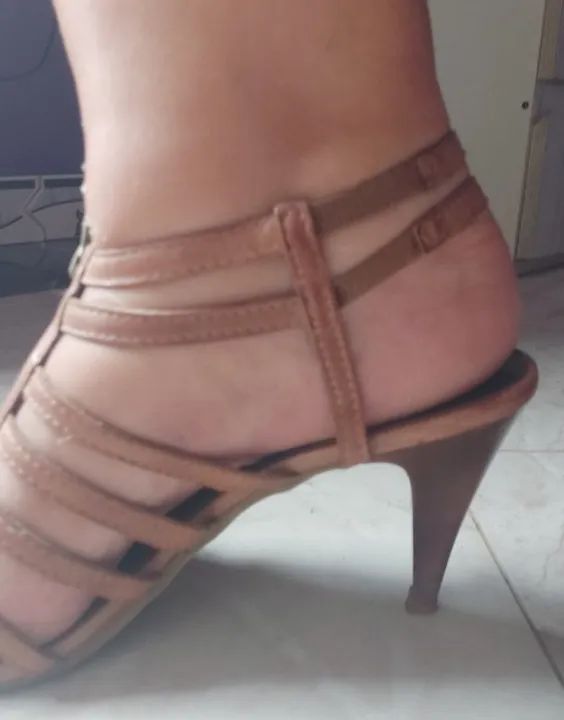 sandália marrom tiras couro - Foto 2