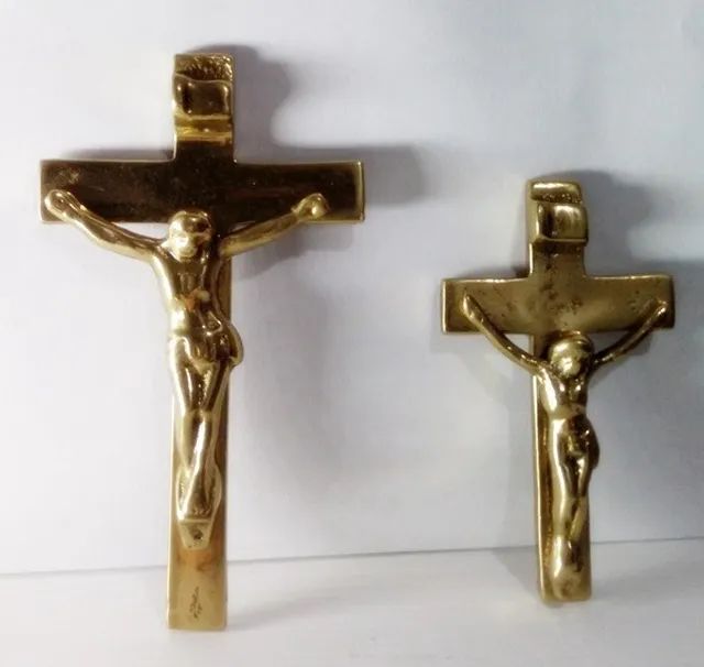 2 crucifixo em bronze pequenos - Foto 3