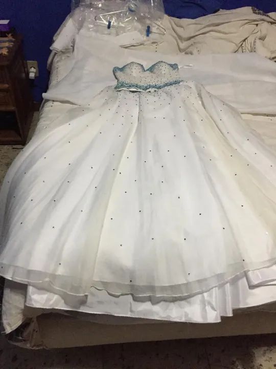 Vestido de festa branco com pedrarias azul by Stella Rocha - Foto 4