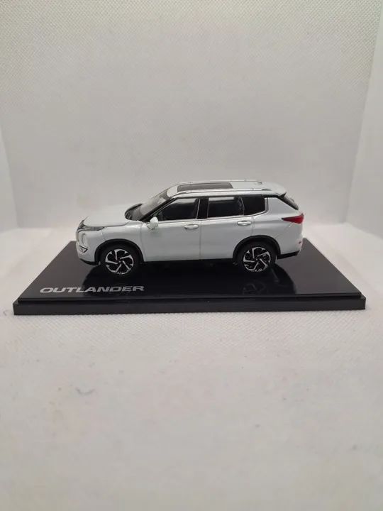 Miniatura Mitsubishi Outlander - Escala 1/43 - Dealer Collection
