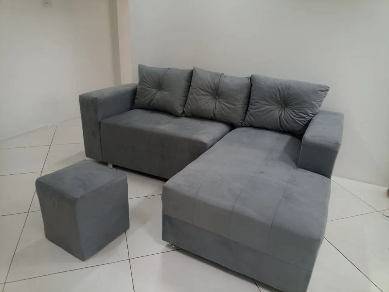 Sofá cheyse 3 lugares mais puff de brinde entrega grátis  - Foto 5