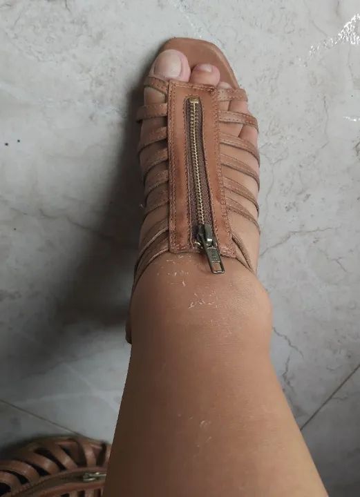 sandália marrom tiras couro - Foto 3