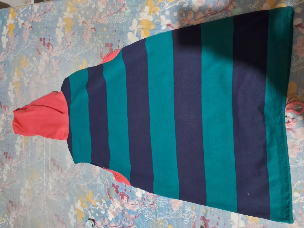 Blusa listrada com capuz.  - Foto 2
