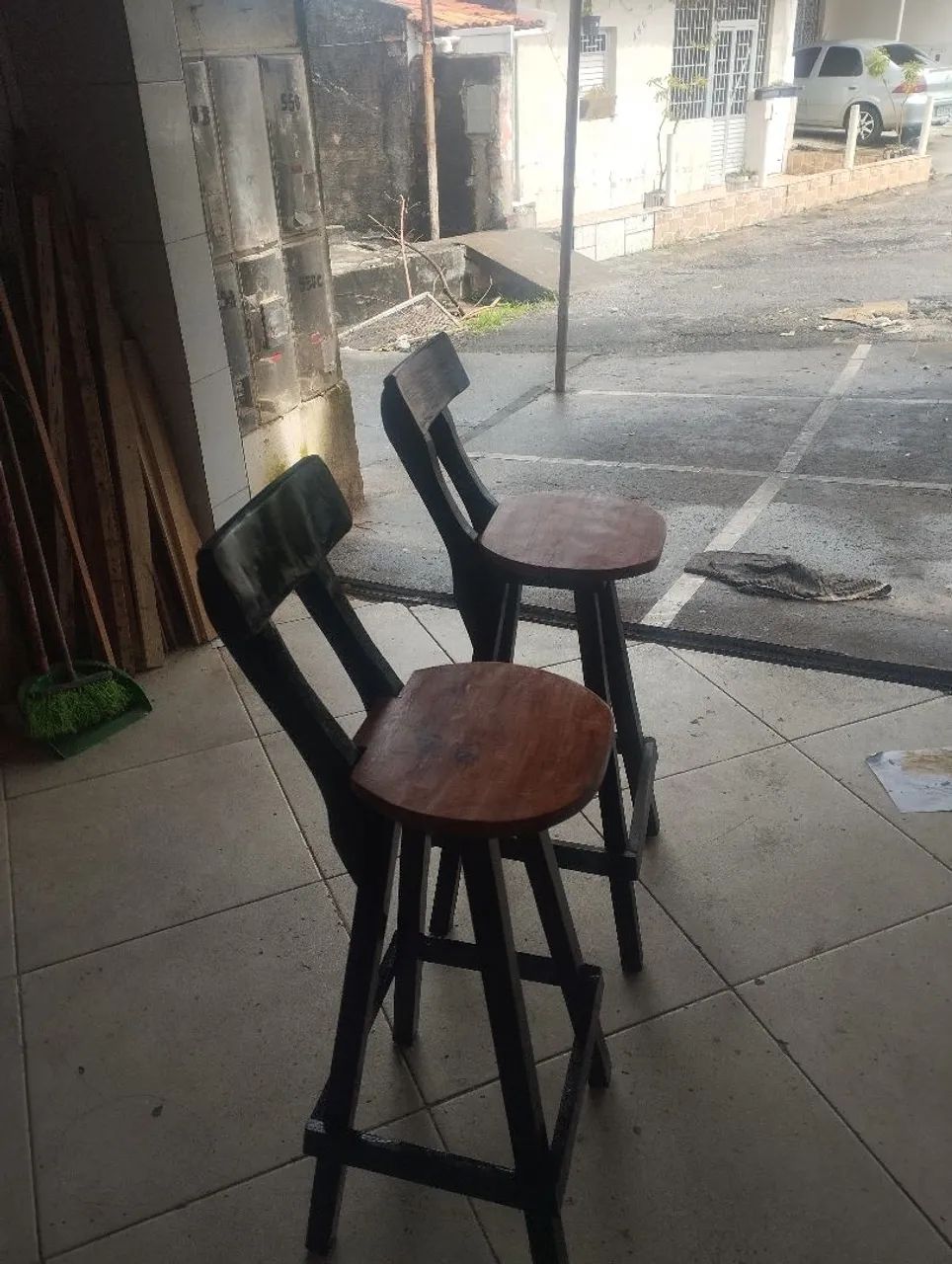 2 Banquetas de madeira com encosto - Foto 3