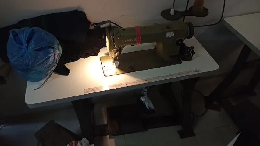 Máquina costura reta Singer industrial - Foto 3