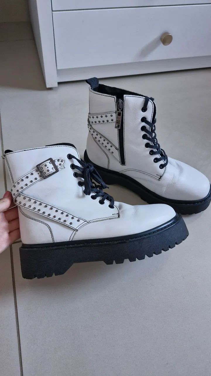 Bota Conturno couro legítimo branco JOHN JOHN 