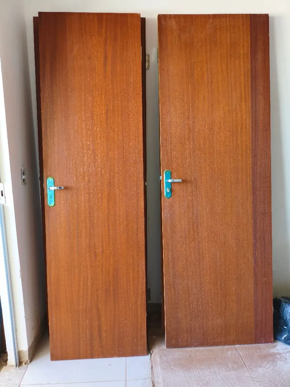 Portas de madeira e outros materiais 