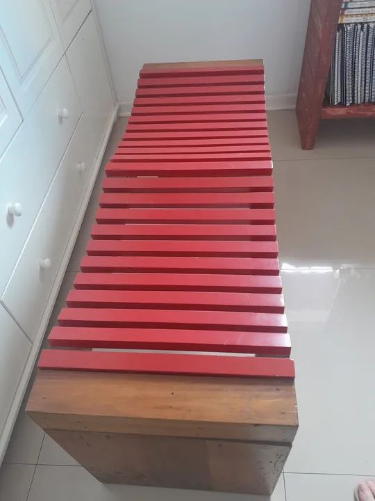 Banco de madeira com assento vermelho - Foto 3