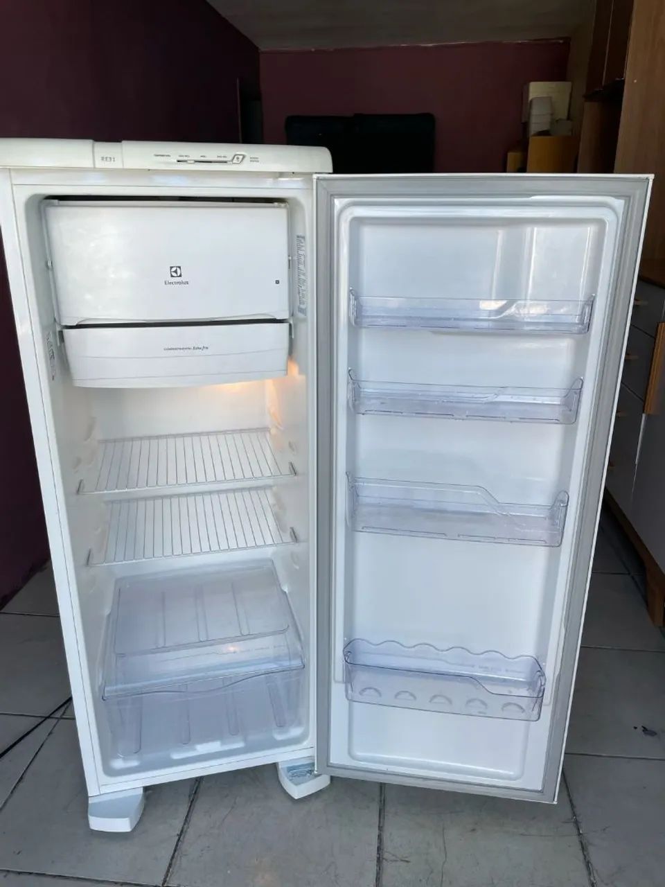 Geladeira Electrolux novinha impecável 220v posso entregar - Foto 2