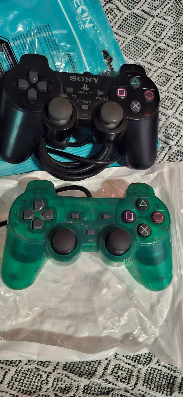 vendo esses dois controles de ps2 apenas 180 originais
