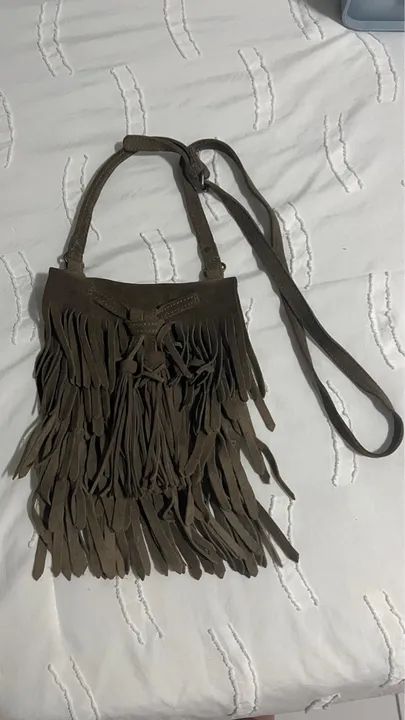 Bolsa de ombro marrom com franjas