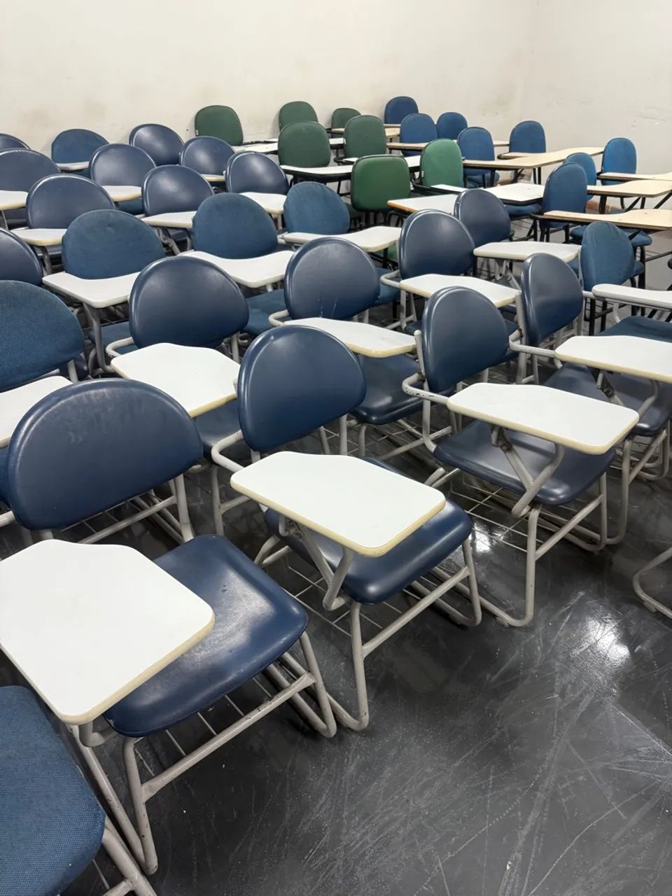 Cadeiras Universitárias com Prancheta - Foto 3