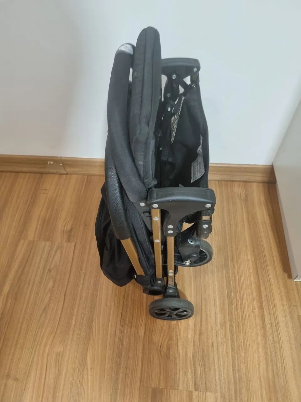 Carrinho de Bebê Galzerano! Leve e Fácil de Transportar Usado! - Foto 2