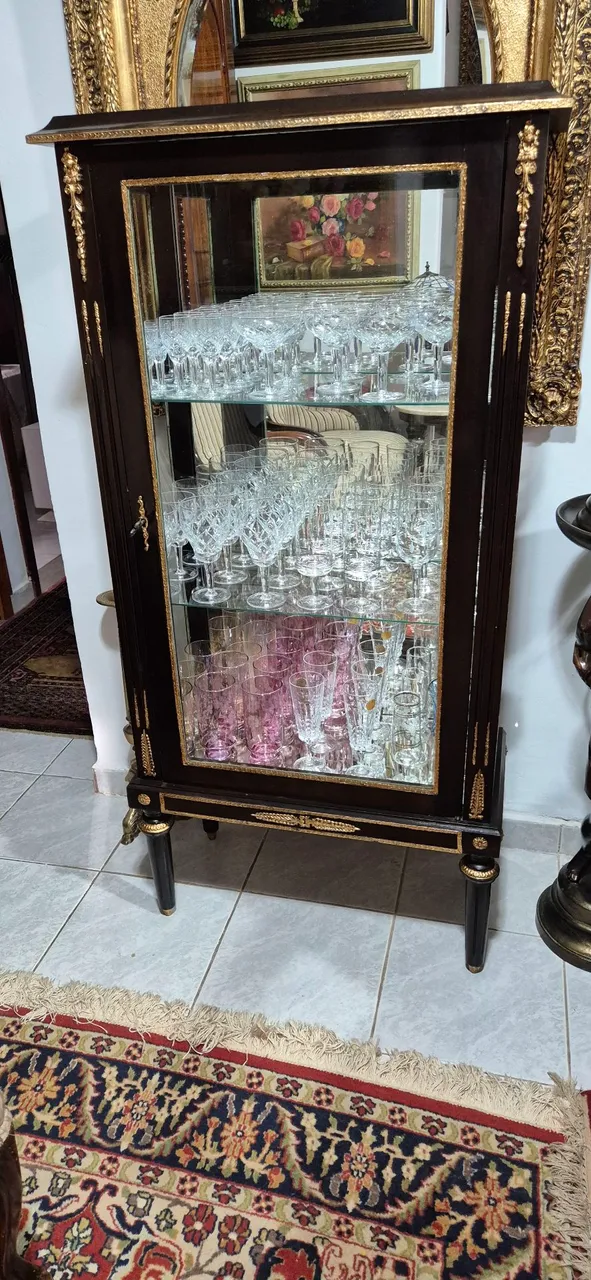 Cristaleira de madeira com detalhes em folha de ouro