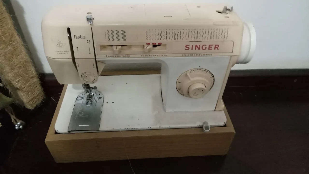 Máquina de Costura Singer Facilita 43