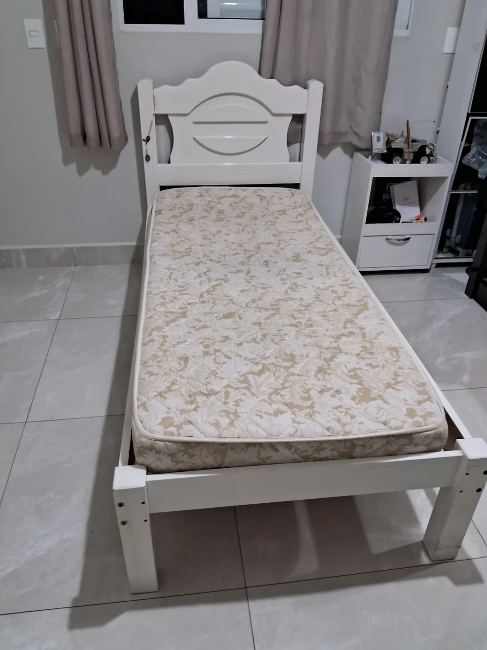 Cama de solteiro branca com cabeceira