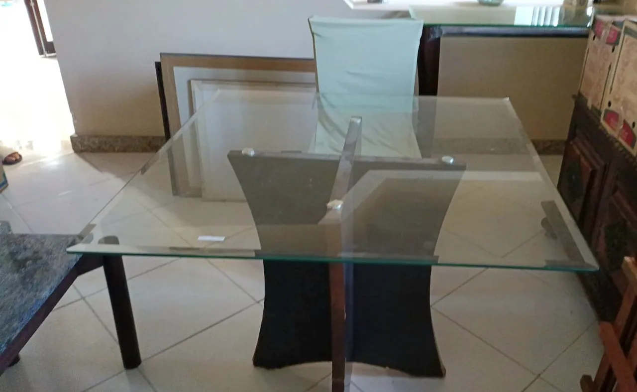Mesa de Jantar de Vidro com Base de Madeira