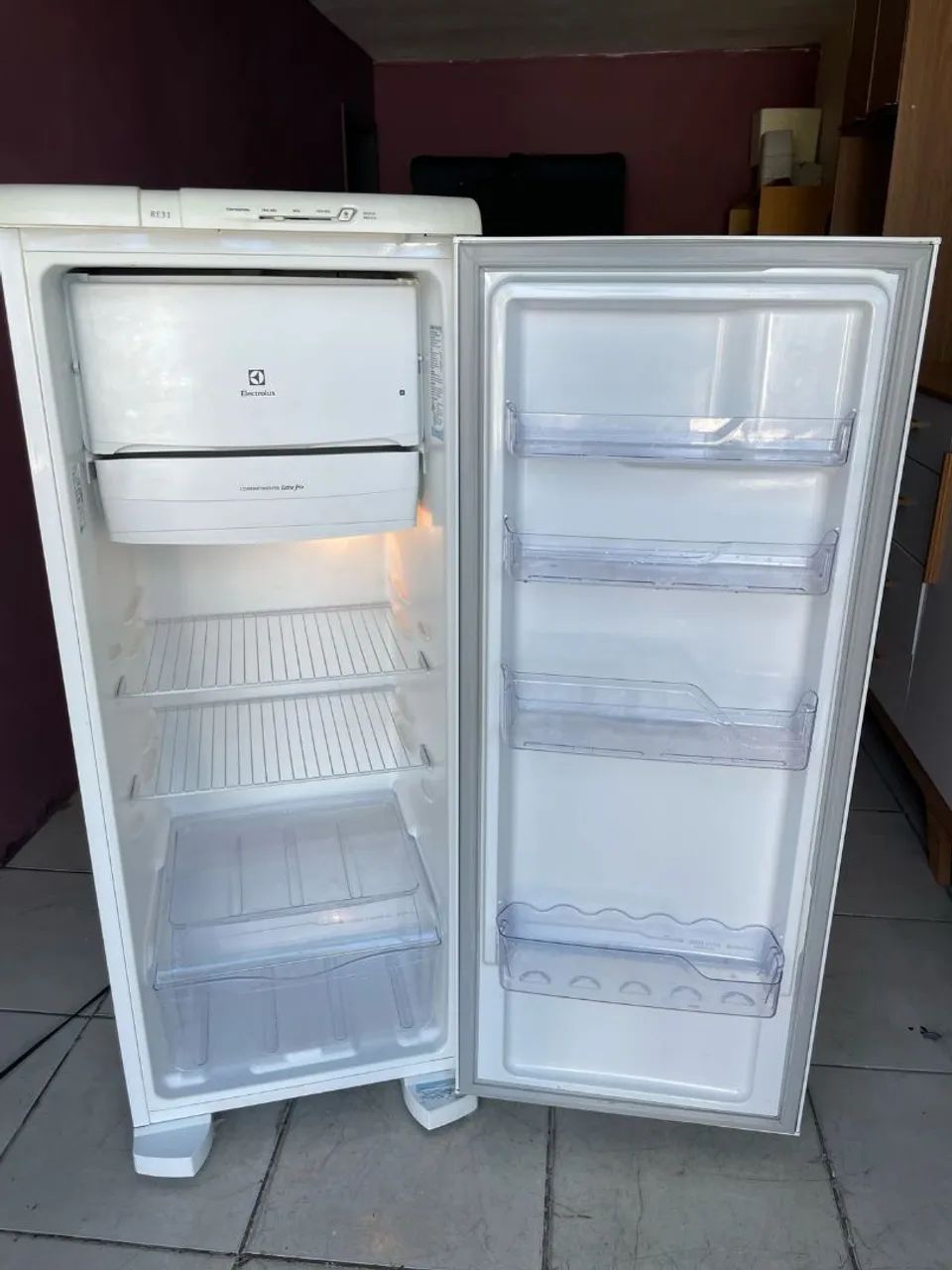 Geladeira Electrolux novinha impecável 220v posso entregar - Foto 3