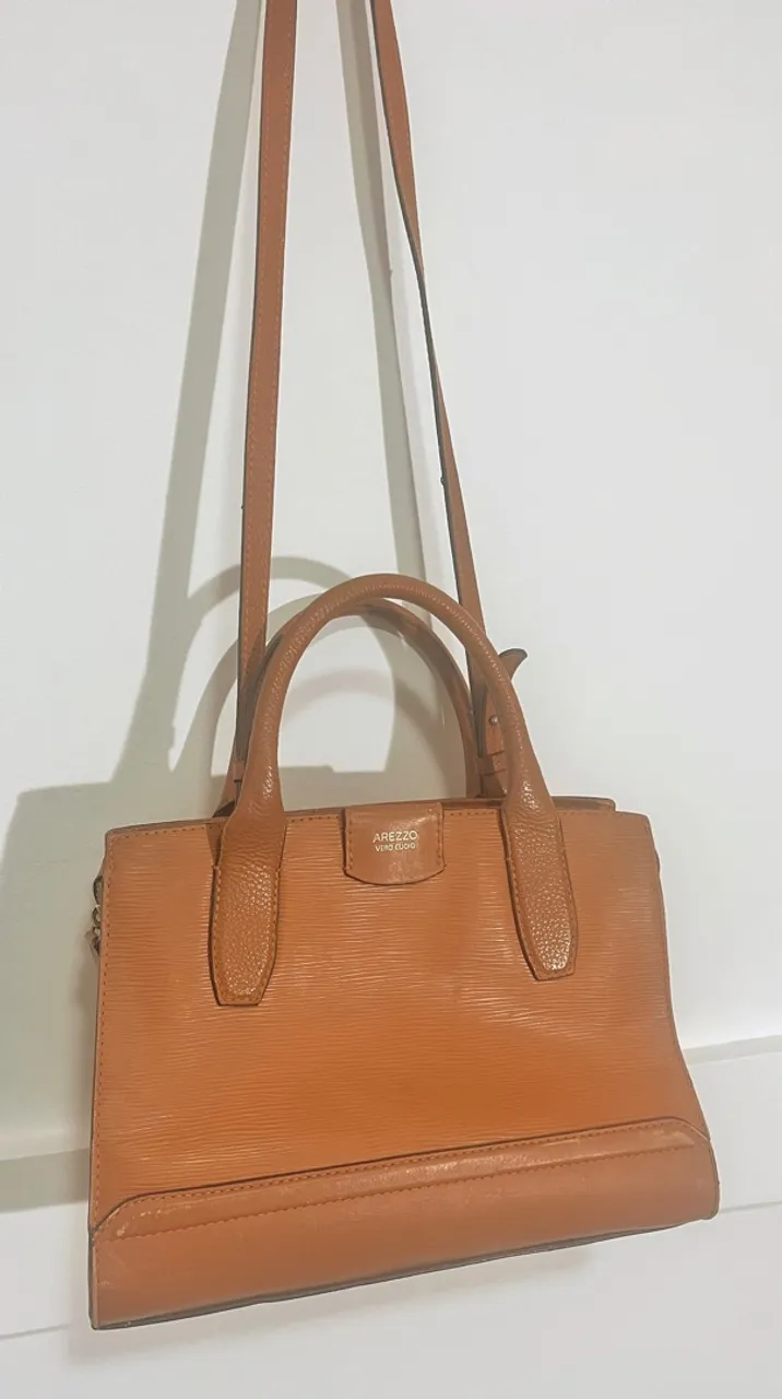 Bolsa Arezzo em Couro - Elegância e Sofisticação