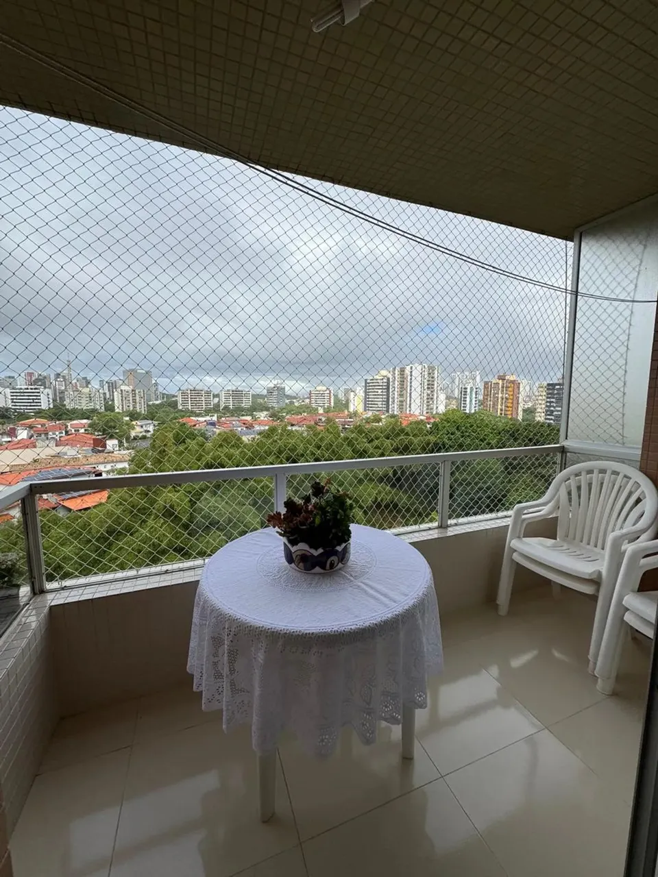 3/4, uma suíte, 108m², varanda, dependência, andar alto, 2 garagens