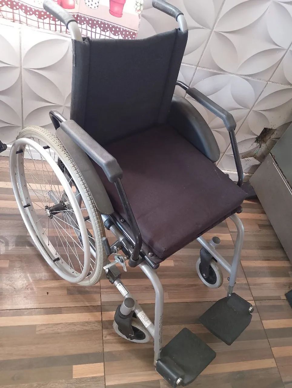 Cadeira de Rodas Taipu J3 prata/ alumínio 